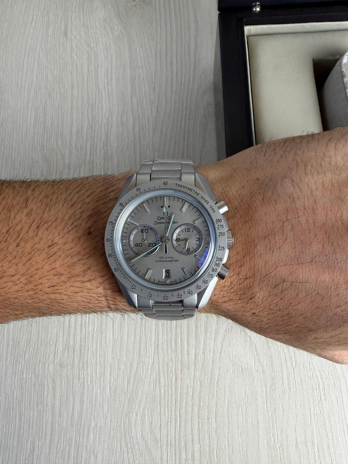 OMEGA SPEEDMASTER CINZA 44MM