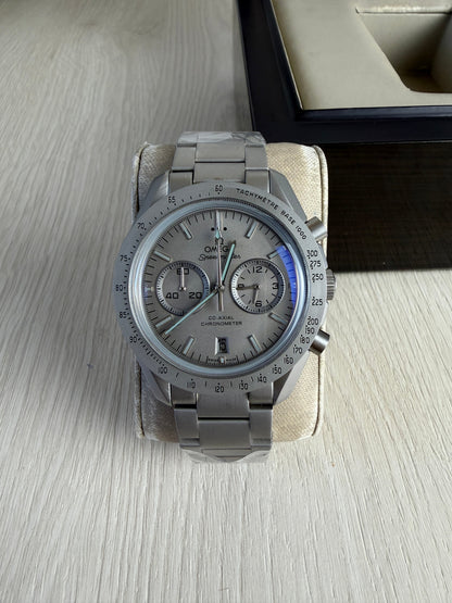 OMEGA SPEEDMASTER CINZA 44MM