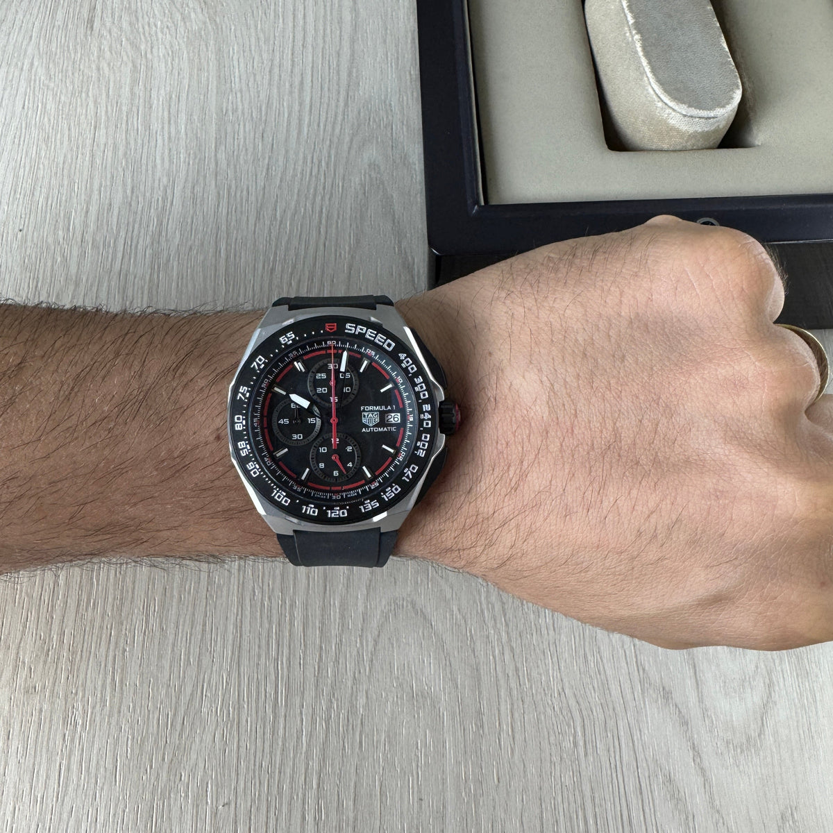 TAG HEUER F1 FORMULA 1 ORACLE RED BULL CINZA VERMELHO 43MM